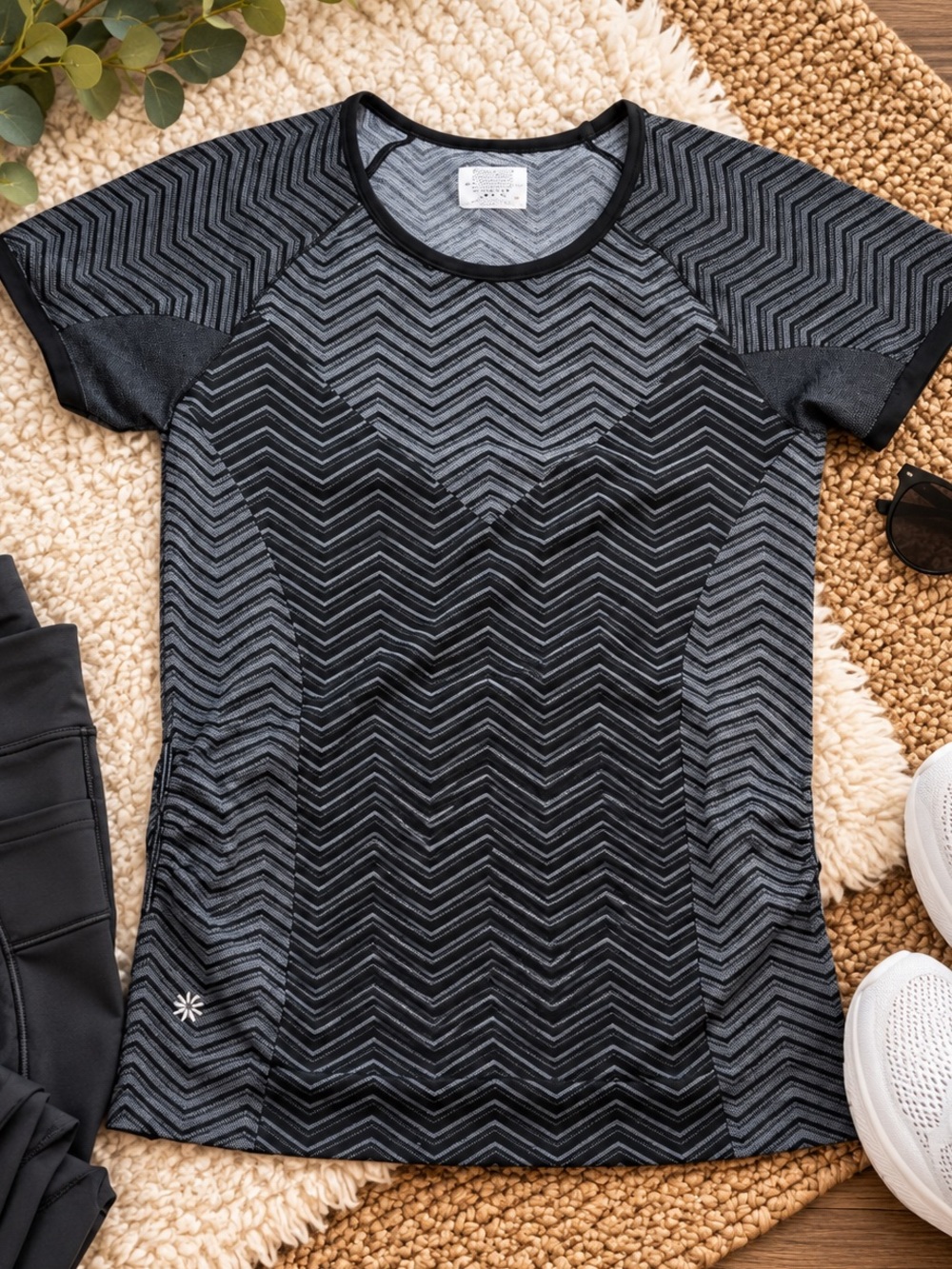 Athleta Black Gray Chevron Ruched Performance Workout Tee Size XL